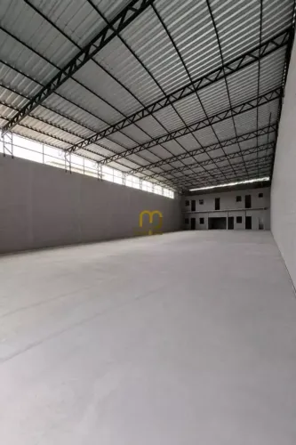 Amplo galpão de 600m² com 3 salas em Santa Cruz - Rio de Janeiro - RJ