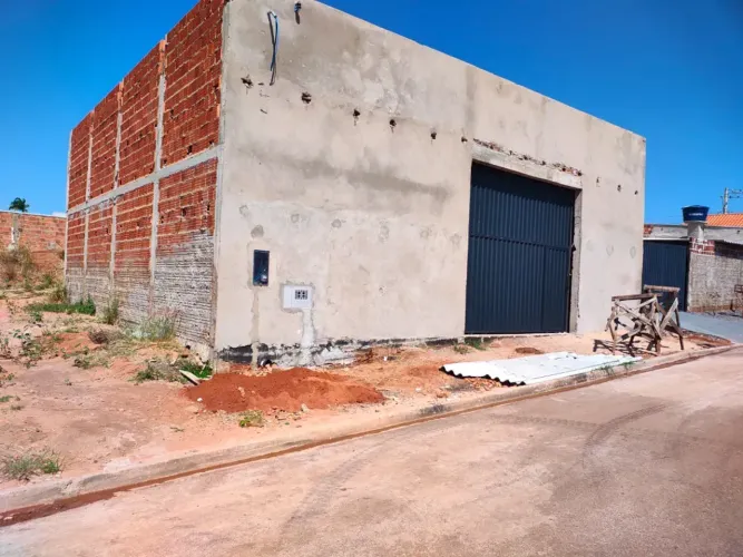 Barracão Comercial em Inocência MS com Amplo Estacionamento de Caminhões e Logística Fácil