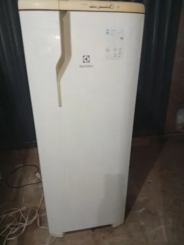 geladeira Eletrolux 240 litros funcionando perfeitamente