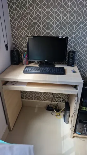 Mesa de computador com base para teclado retrátil 