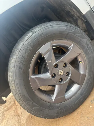 Vendo 2 pneus de SUV roda 16