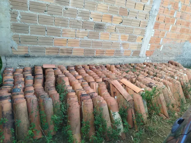 Telhas usadas estão em bom estado total 1800 telhas