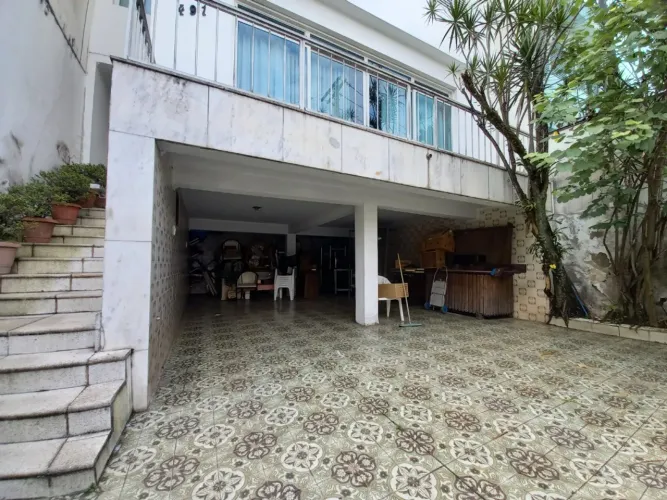 Casa com 200m² na Aclimação, com 3 dormitórios sendo 1 suíte, sala para 2 ambientes e 4 va