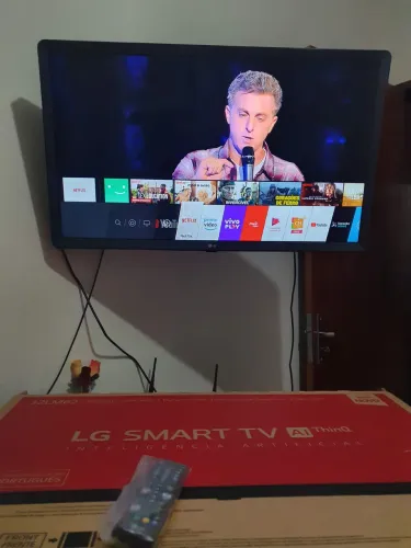 Smart TV LG 32" imagem HD com Diversos App. Som alto. Compatível com controle Magic.