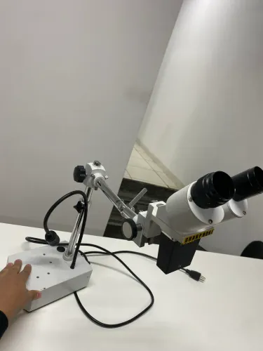 ? Microscópio Binocular Articulado