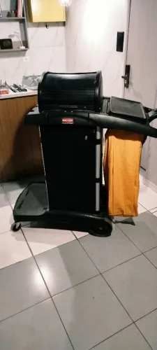 carrinho de governança/hotelaria da Rubbermaid