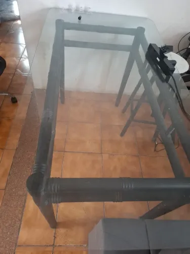 Vende-se mesa de vidro temperado sem cadeiras por 200 reais