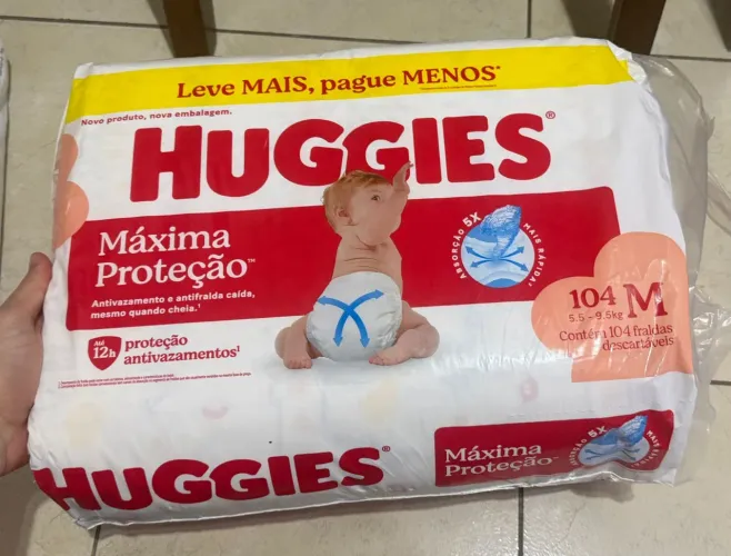 1 pacote de Fraldas Huggies Máxima Proteção tamanho M 104 unidades R$ 85,00 (cada pacote)