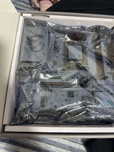 Placa mãe MSI B840 cor branca