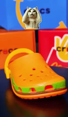 Chaveiro Crocs Modelo Hamburger McDonalds Colecionável Sandália Crocs Infantil Miniatura