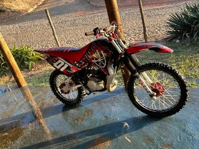 Vendo Dt 180 , toda reformada, com roupa da xtz , e plotagem nova , toda revisada .