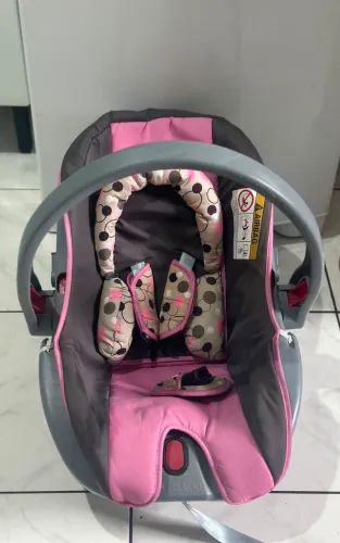Carrinho com bebê conforto