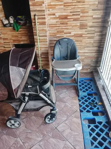 Carrinho de bebê e cadeirinha para alimentação 