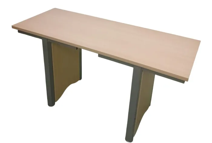 Mesa retangular medindo 1,40cm x 0,58cm