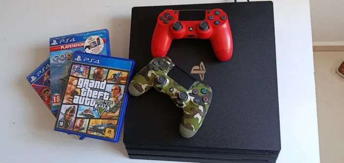 Playstation 4 PRO +5 Jogos +4 controles