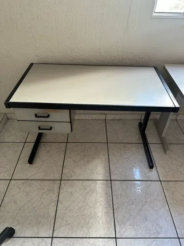 4 escrivaninhas e 2 arquivos