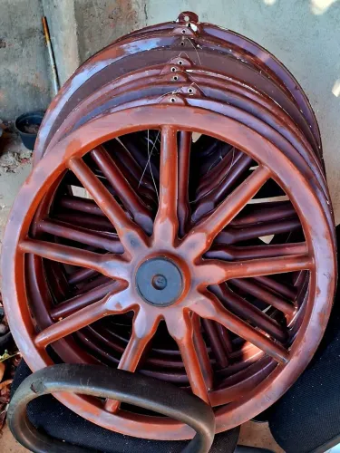 Roda de carroça decoração de festa.