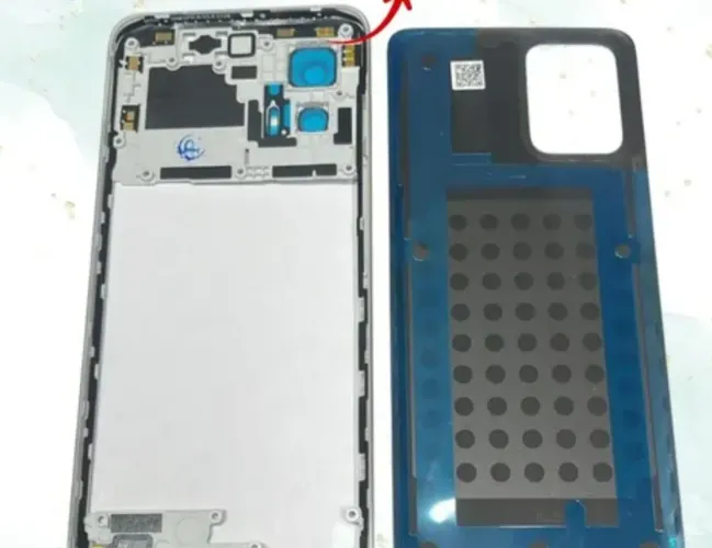 Carcaça de Moto G73 quebrado, só para retirar peças.