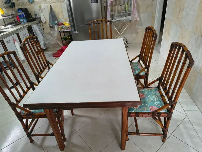 Mesa e cadeiras de bambu