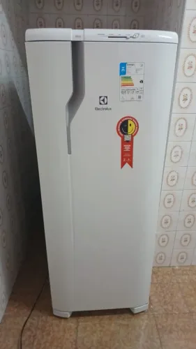 Geladeira Eletrolux Cycle DeFrost 240L semi nova 220v