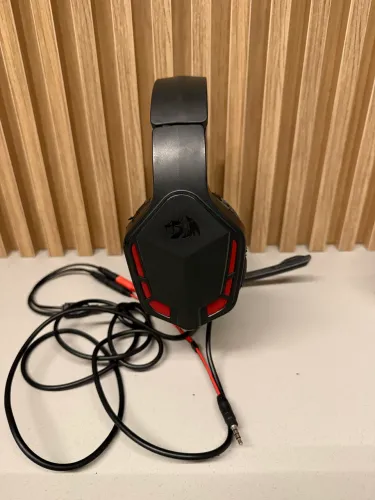 Fone Redragon preto com fio