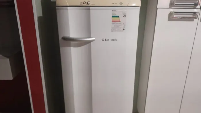 Geladeira Electrolux RE28 240 Litros Branca - Funcionando Perfeitamente!