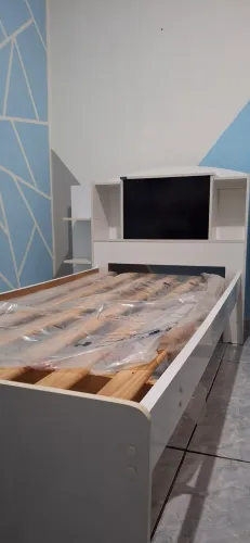 Cama baú de solteiro branca com prateleiras: mais espaço, organização e praticidade