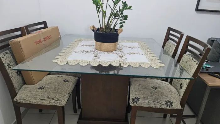Mesa de jantar com 4 cadeiras