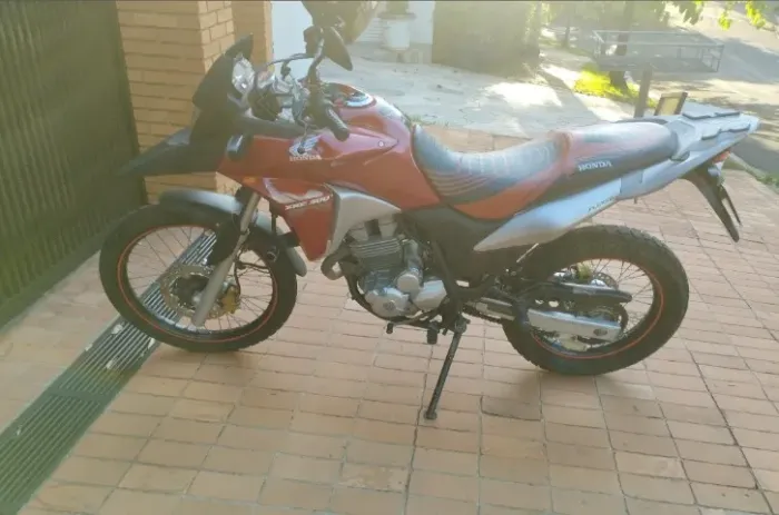 XRE 300 conservada