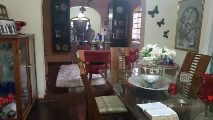 Vendo Casa colonial,perto do shopping , com salão de festa e muito bem localizada .