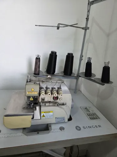 Máquina de costura industrial overlock 4 fios Singer