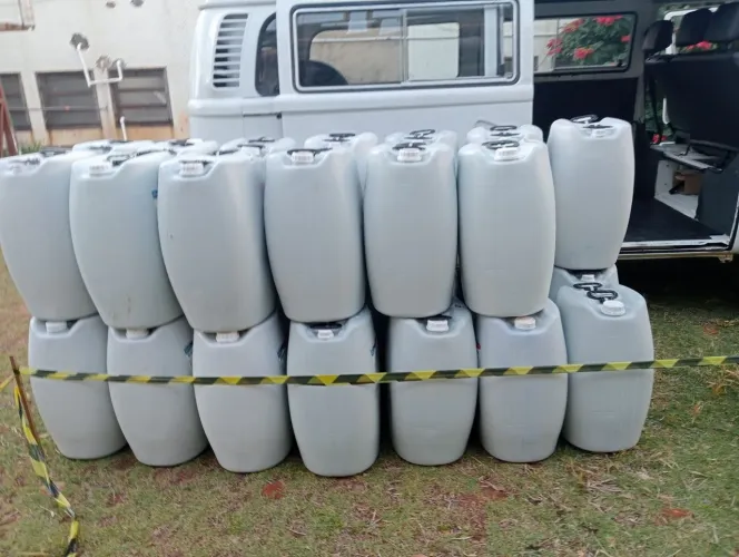 Vendo galões de 50 litros de plástico uso uma vez