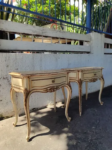 Par de mesa de cabeceira estilo Luis XV