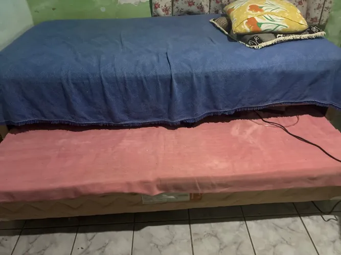 Cama de solteiro com colchão auxiliar