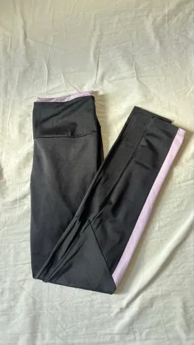 Calça preta de academia com detalhe rosa 
