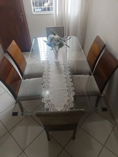 Mesa madeira com tampo de vidro com 06 cadeiras 