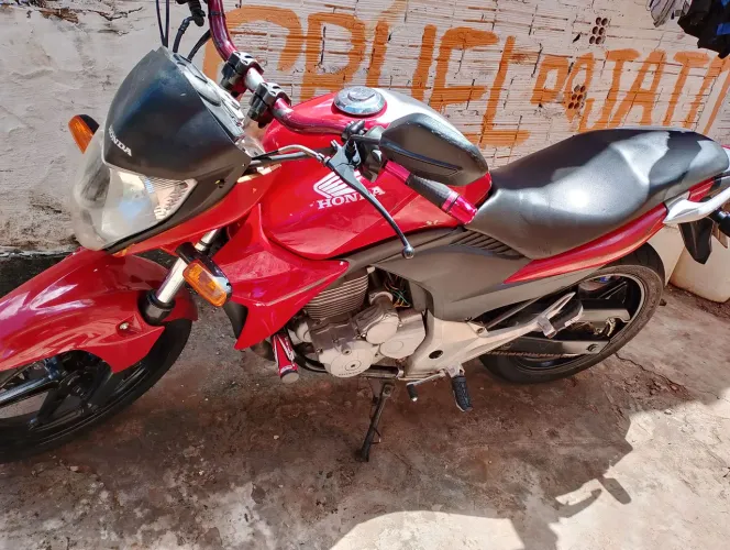 Vendo uma CB 300 em dias