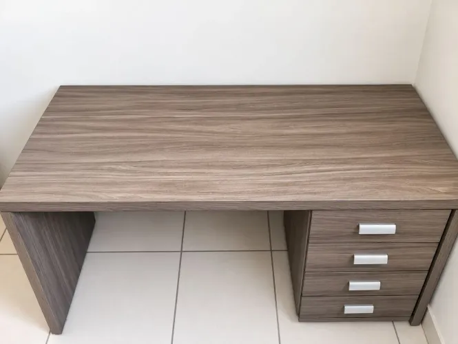 Mesa de escritório com gaveteiro