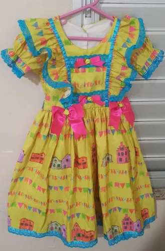 Vestido junino veste 4/5. Usado 1 vez.  Forrado em tule.