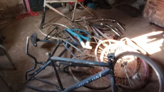 Quadros de bicicleta usadas e alguns aros vendo tudo