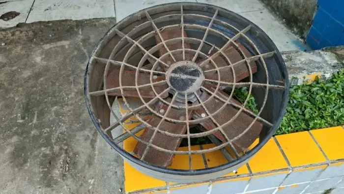 Exaustor de 40mm de diâmetro, usado. Valor: 230,00 reais.