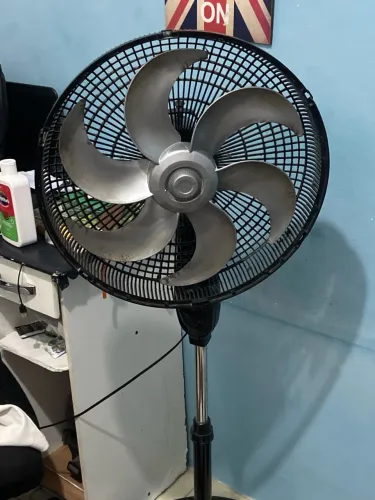 Ventilador de pé.