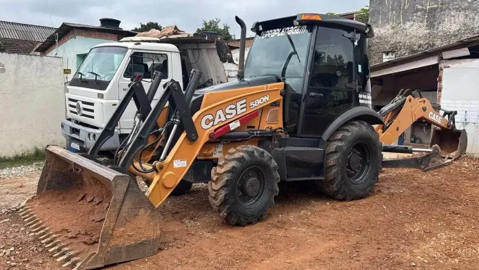 Retroescavadeira Case 580N 20/20 - Em até 120x