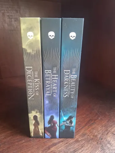 Série Kiss of deception Semi Novo Perfeito estado