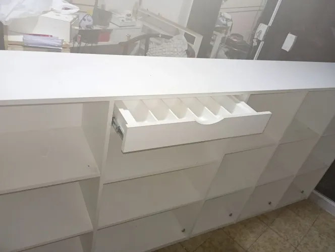 Balcão de loja Semino novo 2,10 por 33 pág. Com 15 divisória