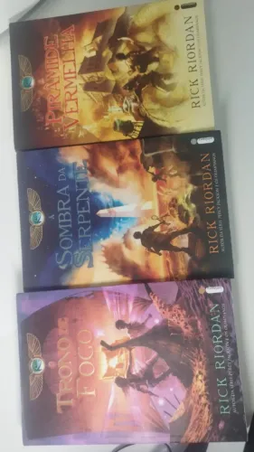 Livros Tronco de Fogo, Sombra da Serpente, Pirâmide Vermelha, Rick Riordan