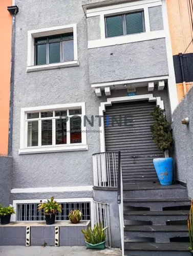 Casa em Ótimo Estado na Aclimação com 7 Dormitórios