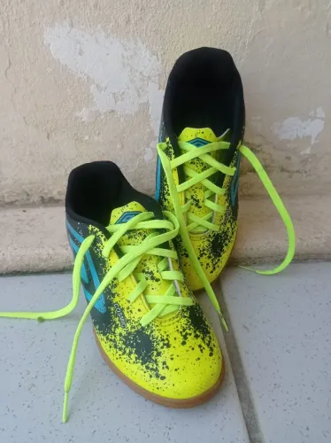 Chuteira de futsal semi nova