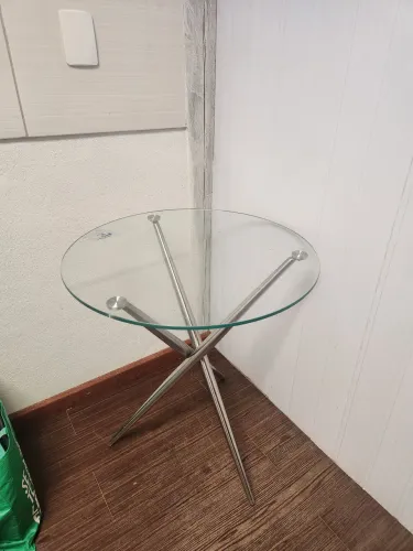 Mesa lateral com tampo de vidro e pés em aço