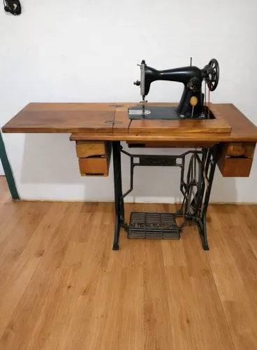 Máquina de Costura Retrô com Pedal